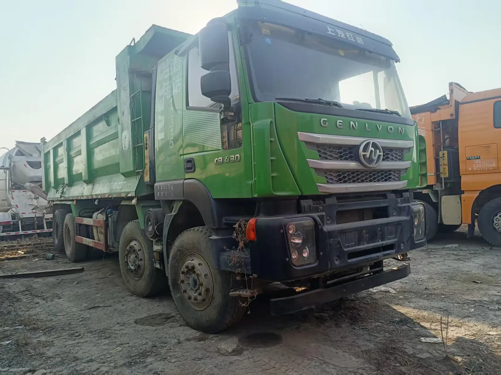 Used Hongyan C500 8x4 dump truck, exterior view