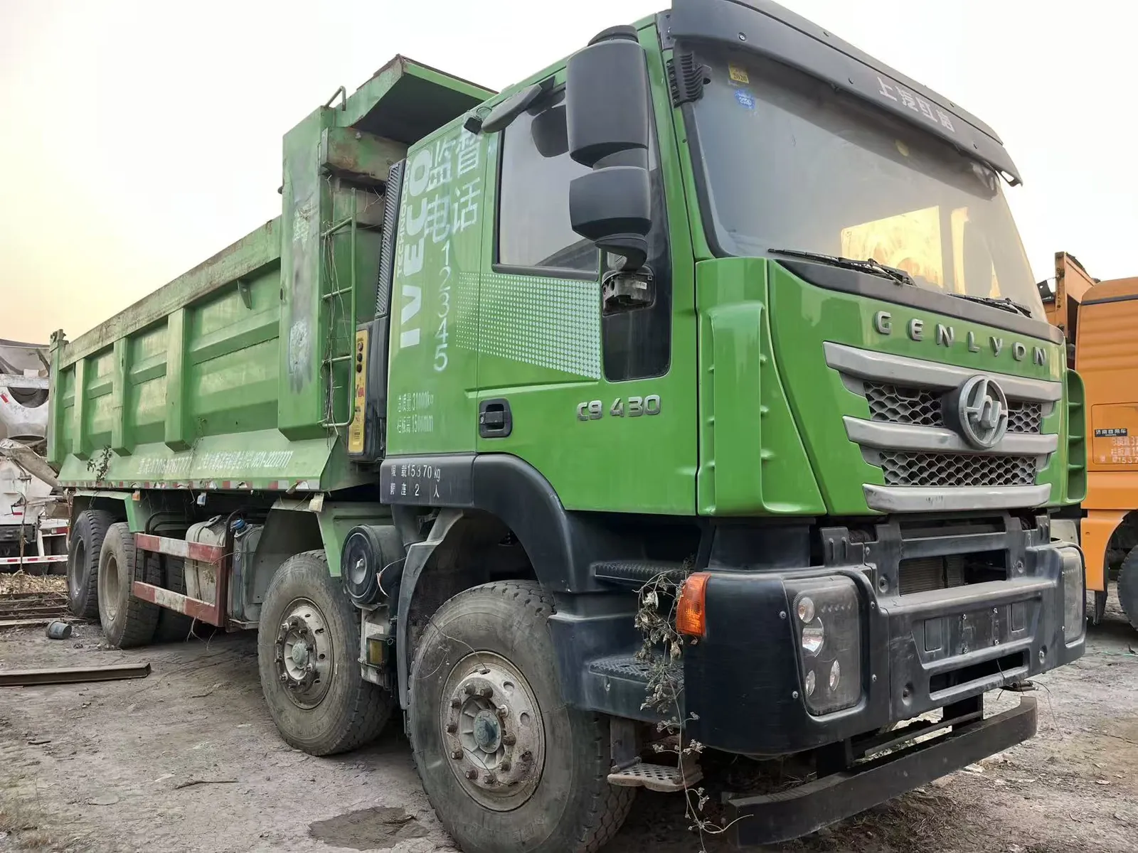Used Hongyan C500 8x4 dump truck, exterior view