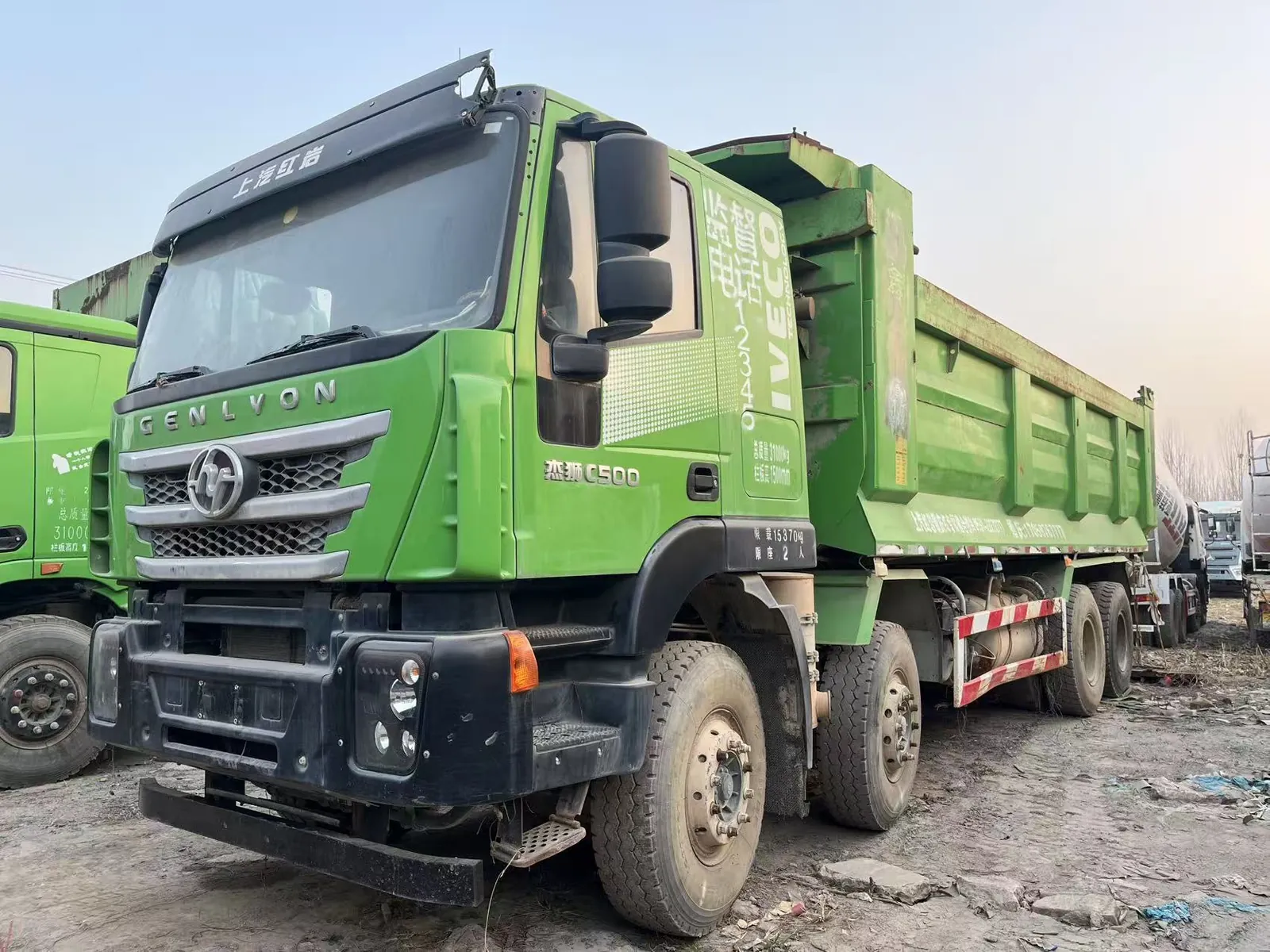 Used Hongyan C500 8x4 dump truck, exterior view