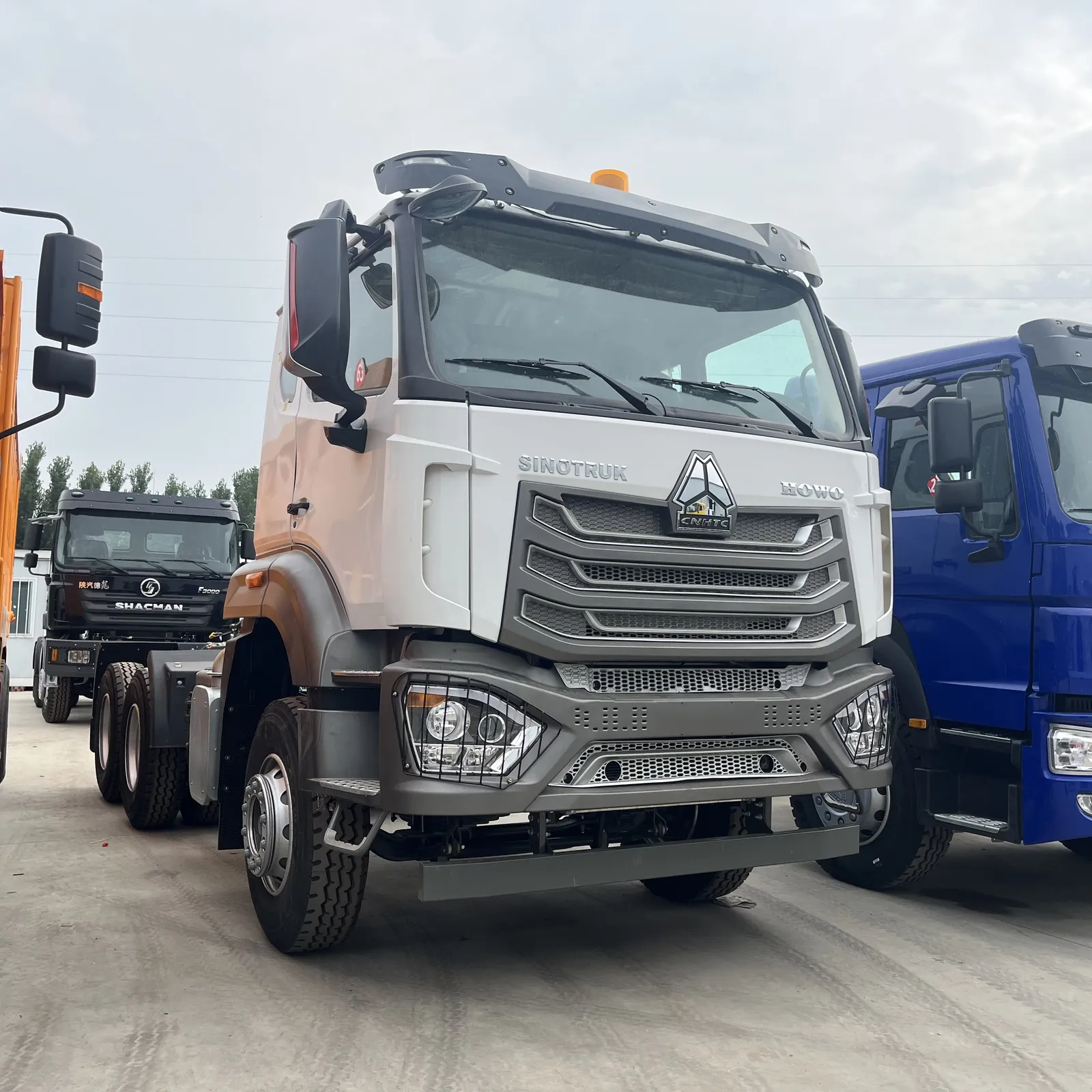 Used HOWO NX 6x4 tractor truck, front-right