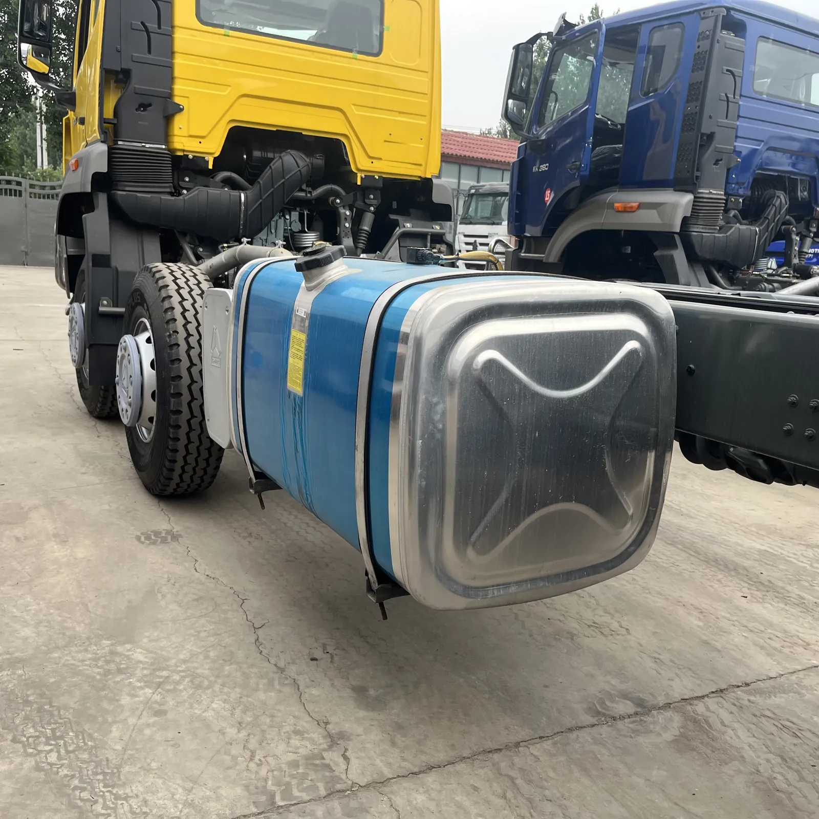 Used HOWO NX 8x4 chassis, engine or chassis