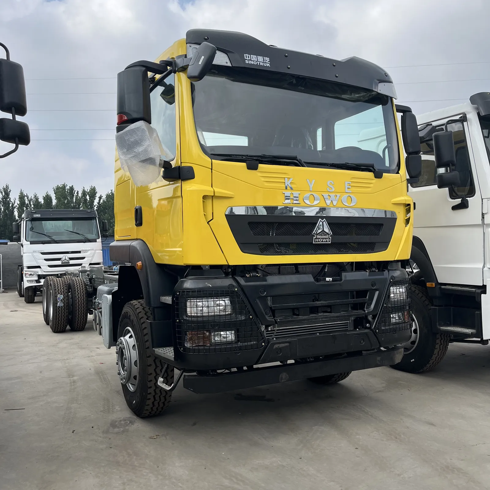 Used HOWO TX 6x4 chassis, front-right