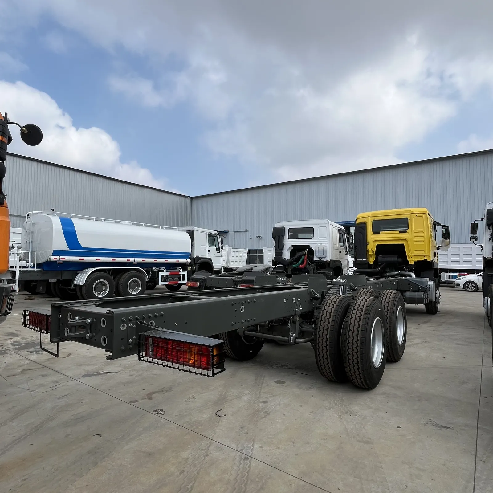 Used HOWO TX 6x4 chassis, rear-right