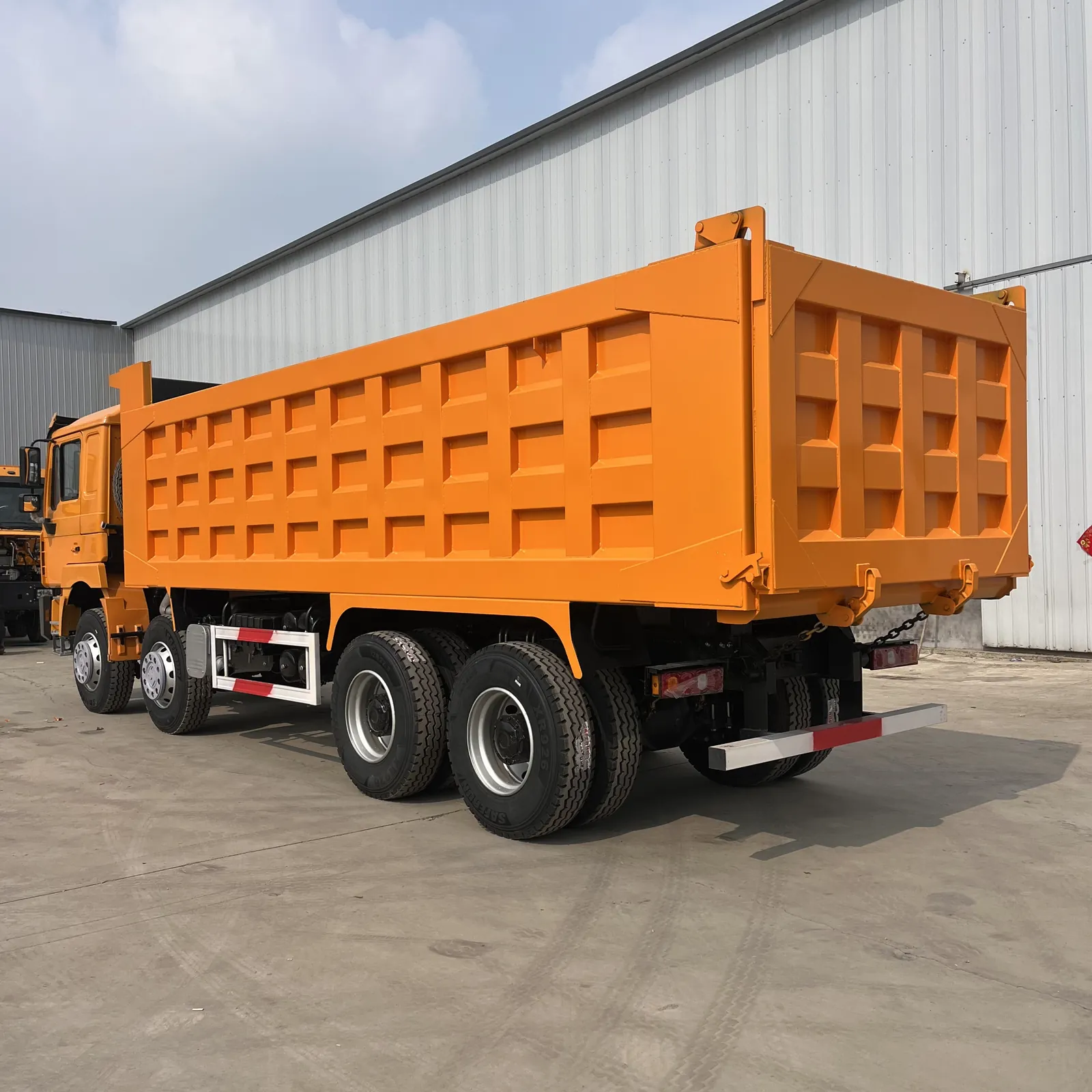 Used Shacman F3000 8x4 dump truck, exterior view