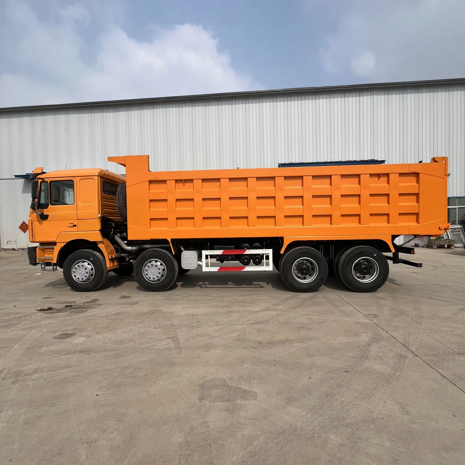 Used Shacman F3000 8x4 dump truck, exterior view